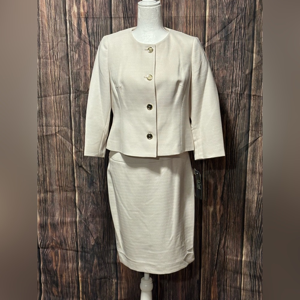 Le Suit Women's Petite Jacket/Skirt Suit. Champagne. Size 6 Petite. NWT